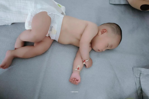 梨树县三个月宝宝抬头不稳